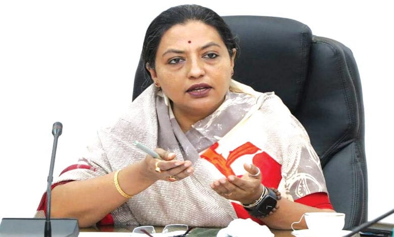 Nagpur. I aggressively demand for funds, even if Finance Minister Ajit Pawar is aggressive, he is weak. We insisted that we get funding. This is the reaction of Women and Child Welfare Minister Yashomati Thakur. Discussions have also been dismissed that the ministries allotted to the Congress are being sidelined in the allocation of funds. Complaint that the Ministry of Energy is not getting funds. After Nitin Raut (Energy Minister Dr. Nitin Raut) many questions arose. There is a rumor among the ministers that less funds are being given to the ministries allotted to the Congress.