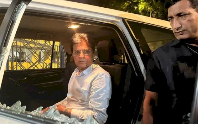 Mumbai Police Commissioner Sanjay Pandey has written a letter to the Director General of the Central Industrial Security Force (CISF) requesting an inquiry into what the CISF jawans deployed for the security of Kirit Somaiya were doing when the BJP leader was attacked. A senior Mumbai police IPS officer confirmed that Pandey had written a letter to the CISF DG seeking information.