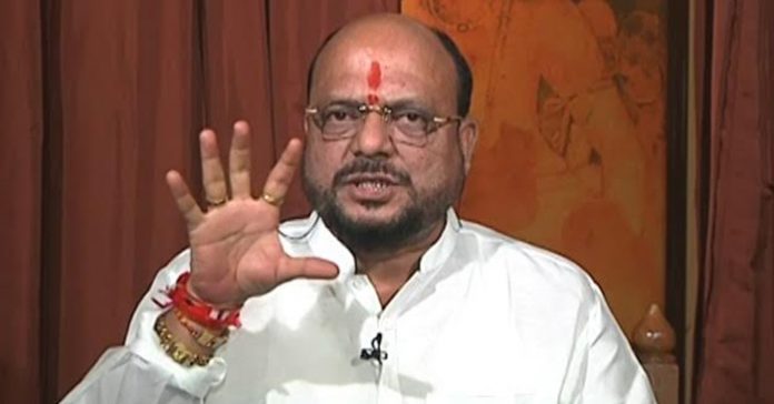 MNS president Raj Thackeray criticized the Mahavikas Aghadi government and Chief Minister Uddhav Thackeray on Shivteertha. Minister of State Gulabrao Patil has lashed out at Raj Thackeray over this. There is a difference between Uddhav Thackeray and Raj Thackeray. Like summer, monsoon and winter are three seasons. It is like Raj Thackeray's season. Before Raj Thackeray started MNS, he fought on Marathi issue. Then he founded the party and said that we are all brothers. He came back to Hindutva as he could not handle anything now. This is Raj Thackeray. They don't get anything in any season. That is what Gulabrao Patil said.