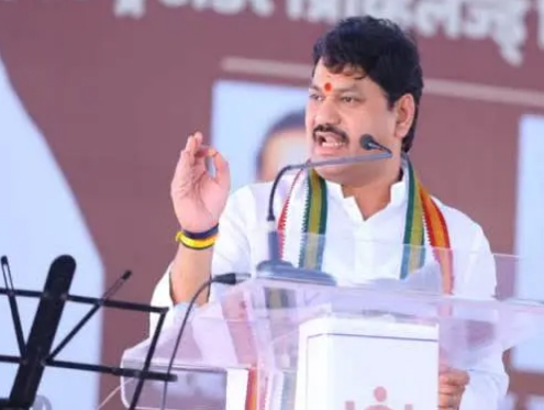 Social Justice Minister Dhananjay Munde has slammed Maharashtra Navnirman Sena president Raj Thackeray and MP Navneet Rana. Hanuman Chalisa is not to be said in front of a mosque or Matoshri. So, in Maruti's temple. But, innovation and innovation are one and the same. Tikastra Munde has left saying that we have come to know this now.