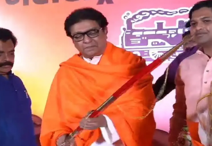 A case has been registered against Raj Thackeray at Naupada police station in Thane today. On April 13, during a public meeting of the Maharashtra Navnirman Sena held at Ram Ganesh Gadkari Chowk in the central part of Thane, Raj Thackeray took out a sword from his scabbard and showed it to everyone. Naupada police has registered a case against MNS president Raj Thackeray, MNS Thane and Palghar district president Avinash Jadhav and Thane city president Ravindra More along with seven to eight others under sections 34 and 25 of the Indian Arms Act 1959.
