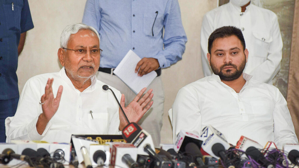 Nitish cabinet has expanded in Bihar. 31 ministers have been sworn in. The 31 ministers include 16 RJD, 11 JDU, one Hindustani Awam Morcha and one independent MLA. According to sources, Nitish Kumar will have only a home account. On the other hand, Tejashwi Yadav will get 2 important accounts. Finance department can also stay with Tejashwi. RJD will get all the ministerial posts of BJP. Some accounts of JDU will also go to RJD accounts