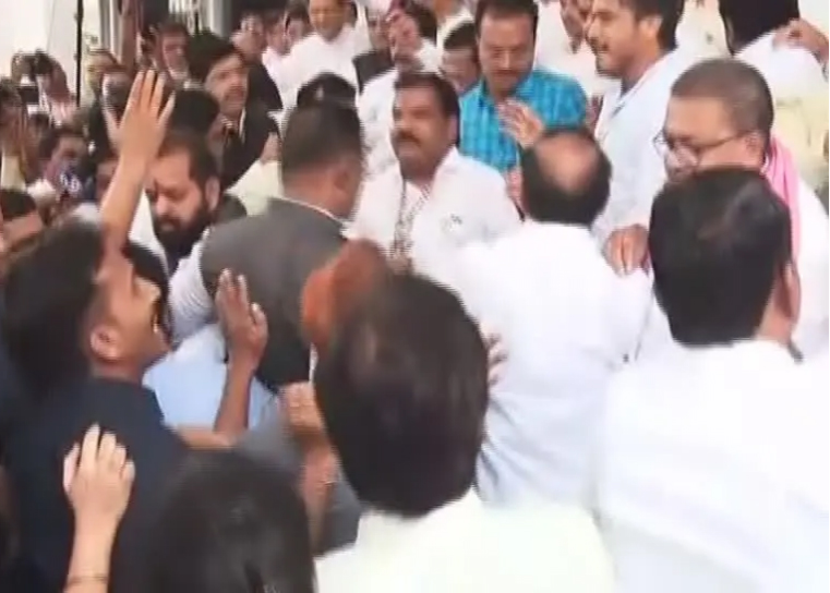 Since the beginning of the monsoon session, the protest of the opponents on the steps of the Vidhan Bhavan has been a topic of discussion. While 40 rebel MLAs of Shiv Sena and MLAs of Shiv Sena and Maha Vikas Aghadi are seen raising slogans on the steps every day, today BJP along with MLAs of Shinde group have 'captured' these steps and said 'Tat-wati, Chalo Guwahati, 50 boxes ok. While replying to the slogans of the opposition like 50 Khoke, Khaoon Khaoon Majlet Boke, 50-50 Chalo Guwahati', he directly targeted Shiv Sena leader Aditya Thackeray and Shiv Sena party chief Uddhav Thackeray, but this time, due to the collapse of the dam of patience, we got to see the picture of shouting loudly.
