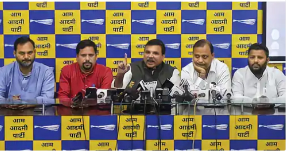 While the power struggle in Maharashtra has reached the Supreme Court, on the same lines as the Maha Vikas Aghadi government was conspired to dislodge, tactics have also started in Delhi. After raising questions on Operation Lotus in Delhi, the Aam Aadmi Party (AAP) has called a meeting of all MLAs on Thursday and the meeting will be held at Chief Minister Arvind Kejriwal's residence, but the party could not contact many MLAs before the meeting.