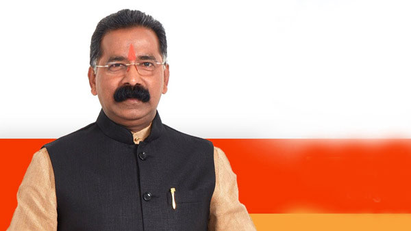 After rebel MLA Deepak Kesarkar, Uday Samant, Rajan Salvi is expected to leave the Shiv Sena and join the Shinde group. Salvi, who is the deputy leader of the Shiv Sena, is being discussed with the MLAs of the Shinde group for the past few days. Also, since Salvi recently met Deputy Chief Minister Devendra Fadnavis, there are signs that the Uddhav Thackeray group is about to face another blow.