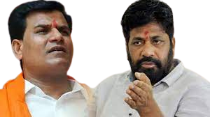 Although the Chief Minister-Deputy Chief Minister succeeded in reconciling MLA Bachchu Kadu and Ravi Rana, who had reached literal 'guddyas' from 'boxes', on this occasion, Deputy Chief Minister Devendra Fadnavis narrated the 'inside story' that MLA Bachchu Kadu had gone to Guwahati on my own phone call. This 'confession' is being discussed in the circle. Deputy Chief Minister Devendra Fadnavis reacted to the much talked about Ravi Rana vs. Bachchu Kadu controversy in Amravati saying that it is wrong to say that Bachchu Kadu made a deal with anyone or he did something wrong.