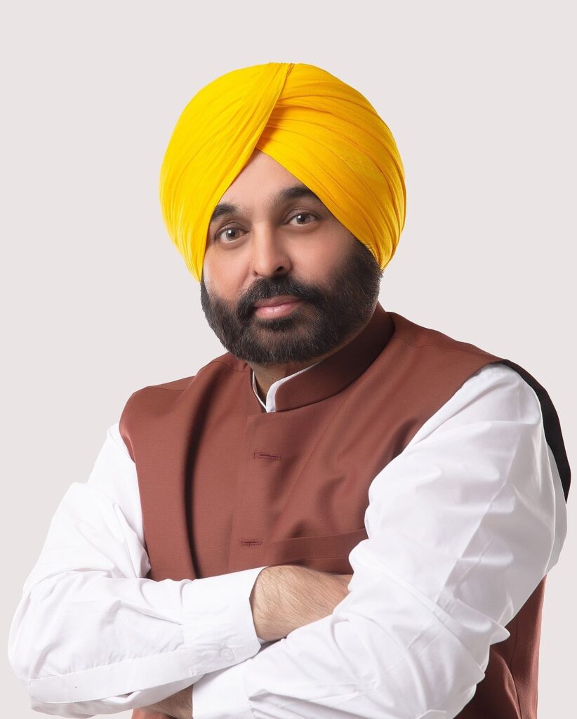 Punjab Chief Minister Bhagwant Singh Mann has once again become controversial due to an event. Mann inaugurated a new plant at a function in Ludhiana. Many farmers from the village came to this ceremony, but as the Punjab police 'presumed' to remove their turbans while giving entry to the black turbaned farmers, the farmers have protested against Aam Aadmi Party along with Chief Minister Bhagwant Singh Mann.