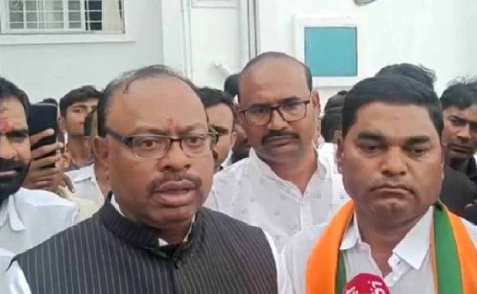 If Shiv Sena leader Chandrakant Khaire is supporting Shai Feki, then only he should be booked for the crime, BJP's state president Chandrashekhar Bawankule will speak to Hingolit journalists.