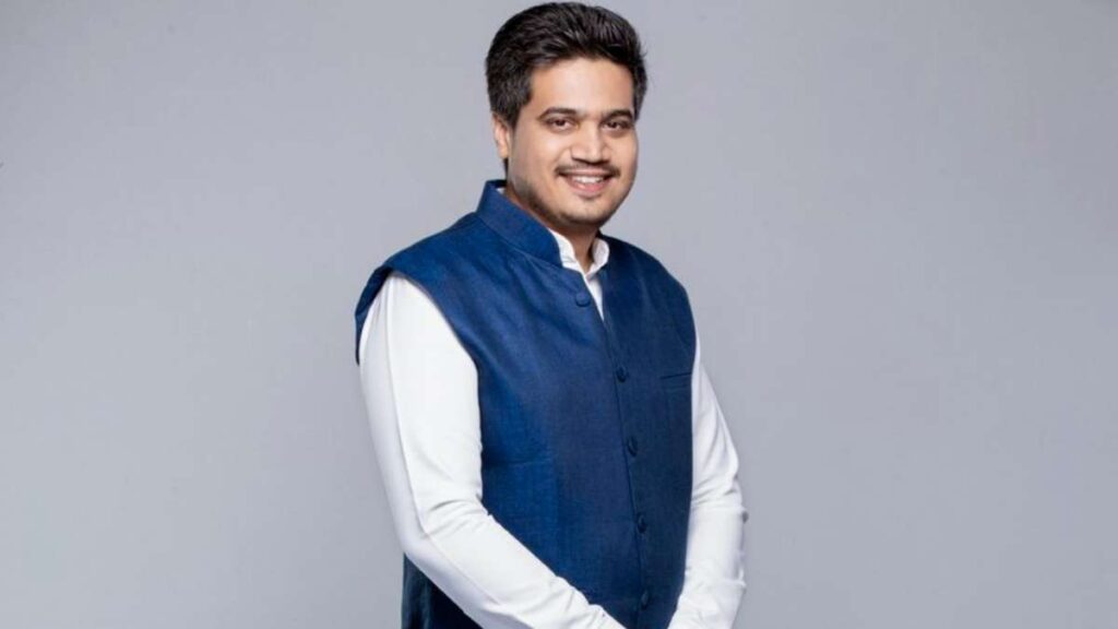 Rohit Pawar's allegation: Maharashtrians are not ready to betray for Karnataka elections Mumbai.Nationalist Congress leader Rohit Pawar has made such a heinous allegation that he did not want to betray Maharashtra for the elections in Karnataka. Nationalist Congress leader Rohit Pawar has been asking the question of why the MLAs cannot be sent to Karnataka in the dark of night by tricking the police. Karnataka-Maharashtra borderism is petrified once again. Supriya Sule also raised this question in the Lok Sabha. He demanded that Home Minister Amit Shah should talk about this matter. Then MLA Rohit Pawar also started firing on Shinde Sarkar on Twitter.
