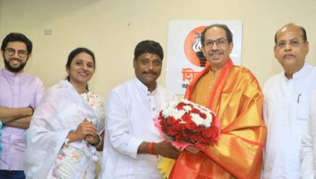 Uddhav Thackeray: We will win if opponents unite! Ravindra Dhangekar's victory reminded George Fernandes' victory. If the opposition unites, we can win. Uddhav Thackeray asserted that there is now a need to turn the bulldozer of public opinion against dictatorship. Kasbya MLA Ravindra Dhangekar met Uddhav Thackeray at Matoshree's residence in Mumbai. Thackeray was speaking at this time.